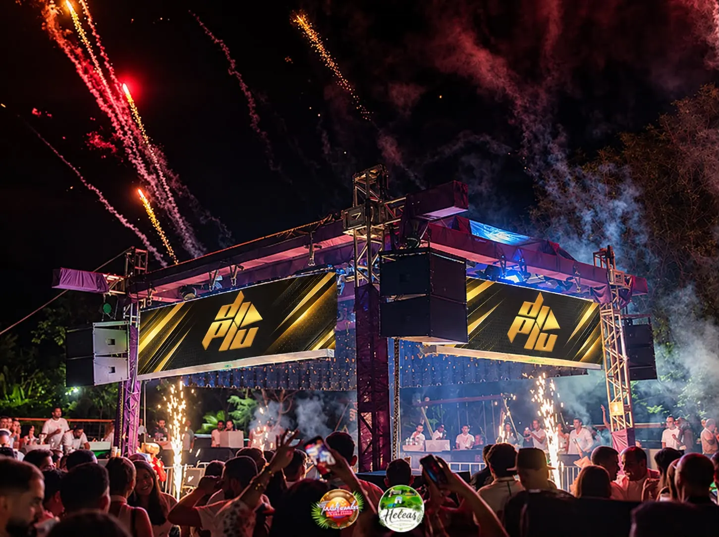 Palco com telões do DJ Piu, fogos e público