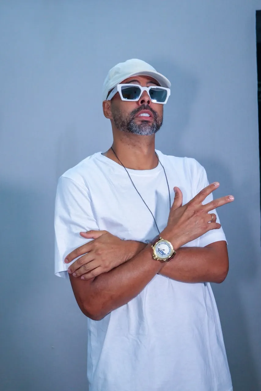 DJ Piu de óculos brancos e camiseta branca